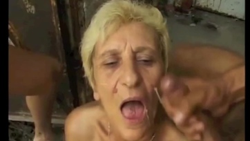 Kéjenc nevelőmami dupla virslit kap Thumb