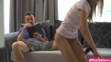Szűk puncijú mostoha húg mindenképpen dugni szeretne a öcsikéjével Thumb
