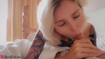 Szétvarrt szőkehajú leányzó intim dugása a férjével Thumb