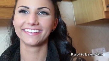 Magyar Tini Suna suskáért kupakol a pályaudvaron Thumb