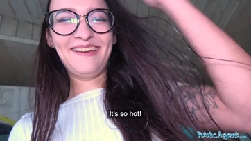 Cseh szemüveges fiatal csaj megkélve Thumb