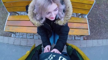Fiatal 18 esztendős tini leányzó kápéért szopik a parkban Thumb
