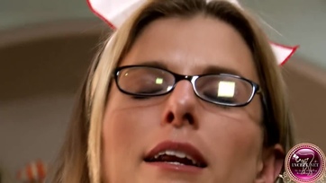 Anya durván lecumizza a virslit Thumb