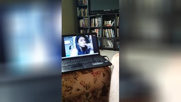 Félvér nő alaposan cumizza a pélót Thumb