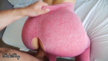 Bohó mostoha nővér kiszakadt jóganadrágban megkapja a péniszt a nunijába Thumb