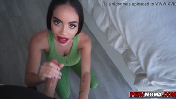 Újból megbasztam az apum vadító kis nejét és egy jót spriccelt a kis kurva Thumb