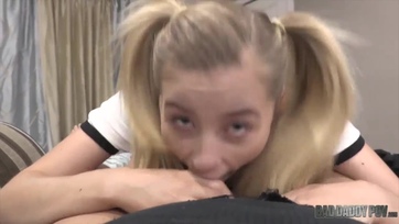 Bűbájos bébi a mostohafaterja kolbászára pályázik és be is nyeli tövig a nunijába Thumb