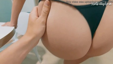 Meghágta a saját mostohahúgát mindemellett telegecizte ondóval a megborotvált pináját Thumb