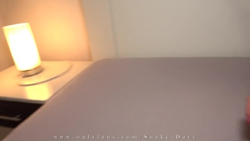 Lemeztelenedett a plasztikázott cicijű szexbomba és happolt egy jó nagy pélót a szexcastingen Thumb