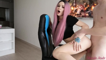 Szétrakott lábacskákkal gémelt a luvnyám amíg be nem lógattam a kis puncijába Thumb