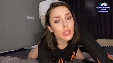 A nagypicsájú amatőr kolis leányzó önként ráröppent a hálótársa álló szerszámára Thumb