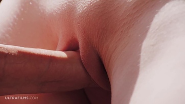 A vadító vöröske bula engedte a férjének hogy a fürdőszobában tutujgassa a szőrtelen puniját Thumb