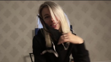 Előrántotta a pélómat a boxeremből és elkezdett rajta szaxizni a lengén öltözött partnerem Thumb