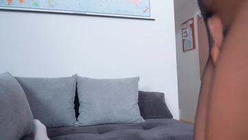 A szexi milf kéjnő kiszakadt necc harisnyában pipázgatott a fütyülőmön mielőtt beleült Thumb